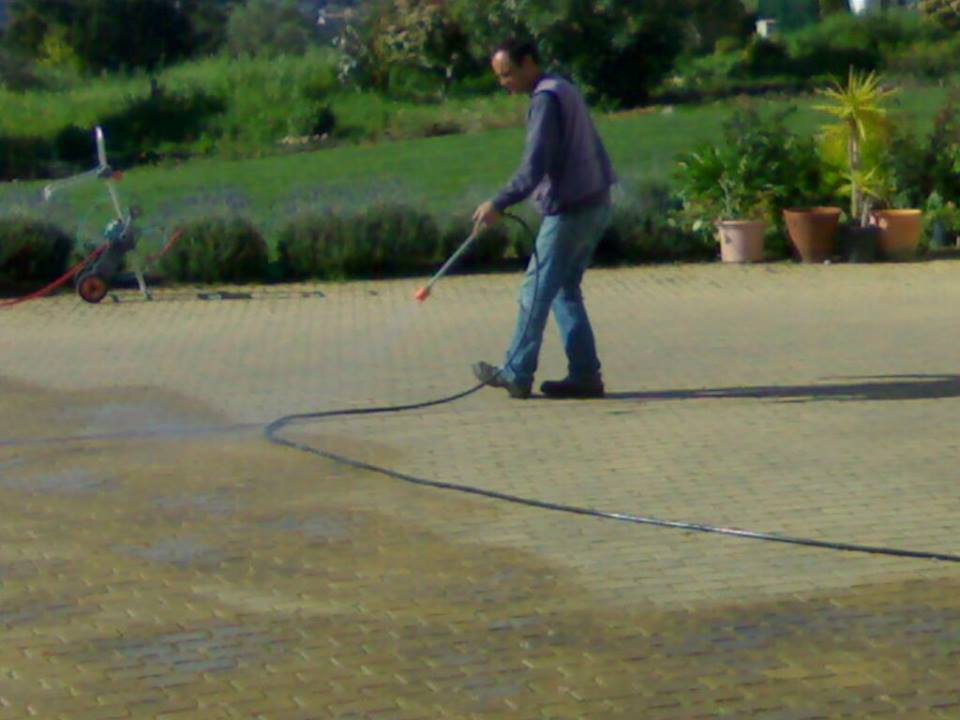 limpeza de calçada com aplicação de herbicida